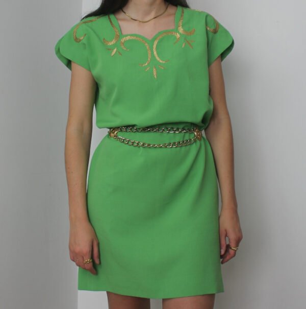 VESTIDO VERDE BORDADOS DORADOS