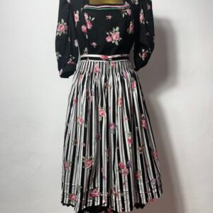VESTIDO CON DELANTAL