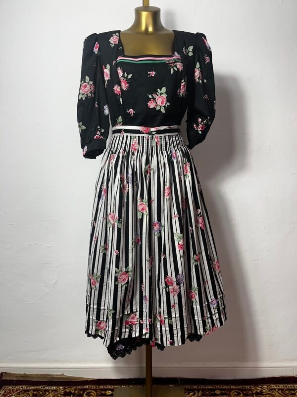 VESTIDO CON DELANTAL