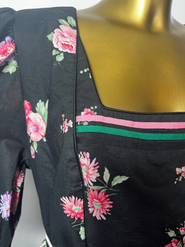 VESTIDO CON DELANTAL - Imagen 2
