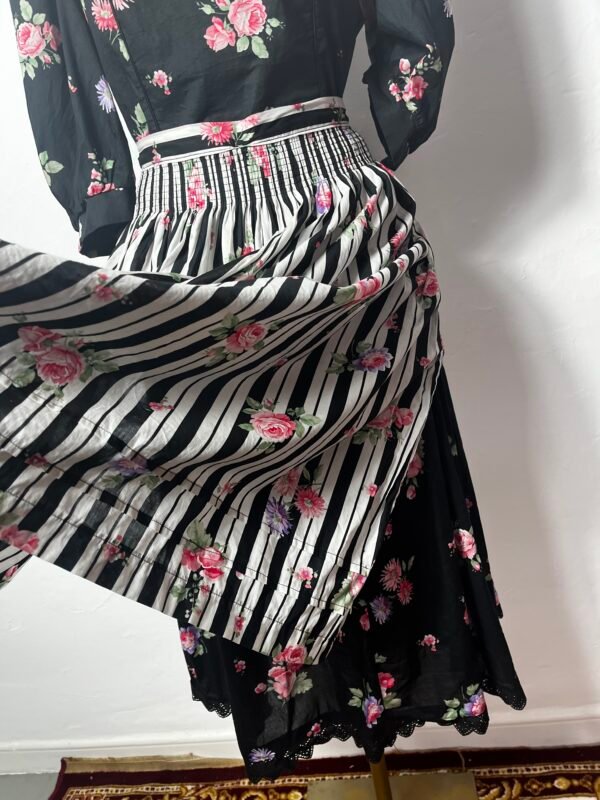 VESTIDO CON DELANTAL - Imagen 7