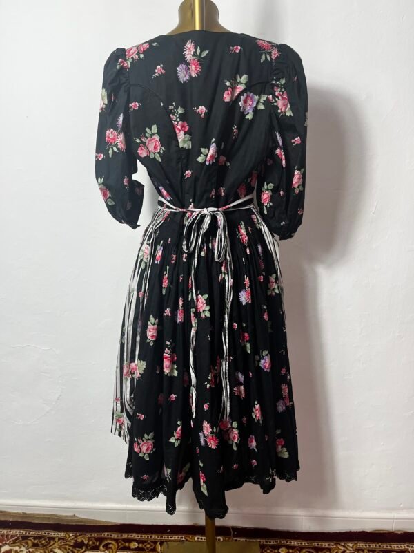 VESTIDO CON DELANTAL - Imagen 8