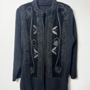 CHAQUETÓN DE LANA Y DECORACIONES VARIADAS