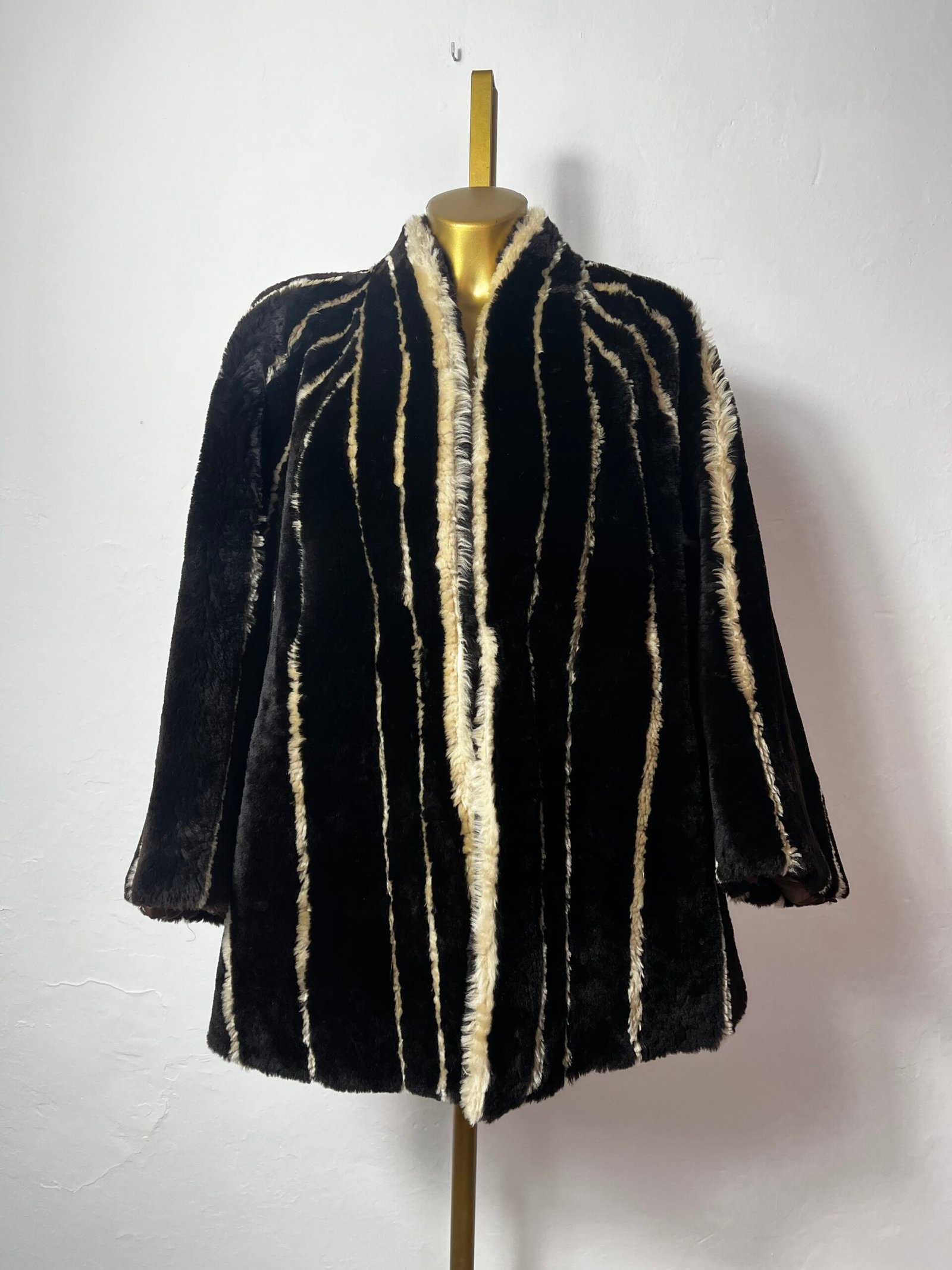 ABRIGO RAYAS PIERRE CARDIN