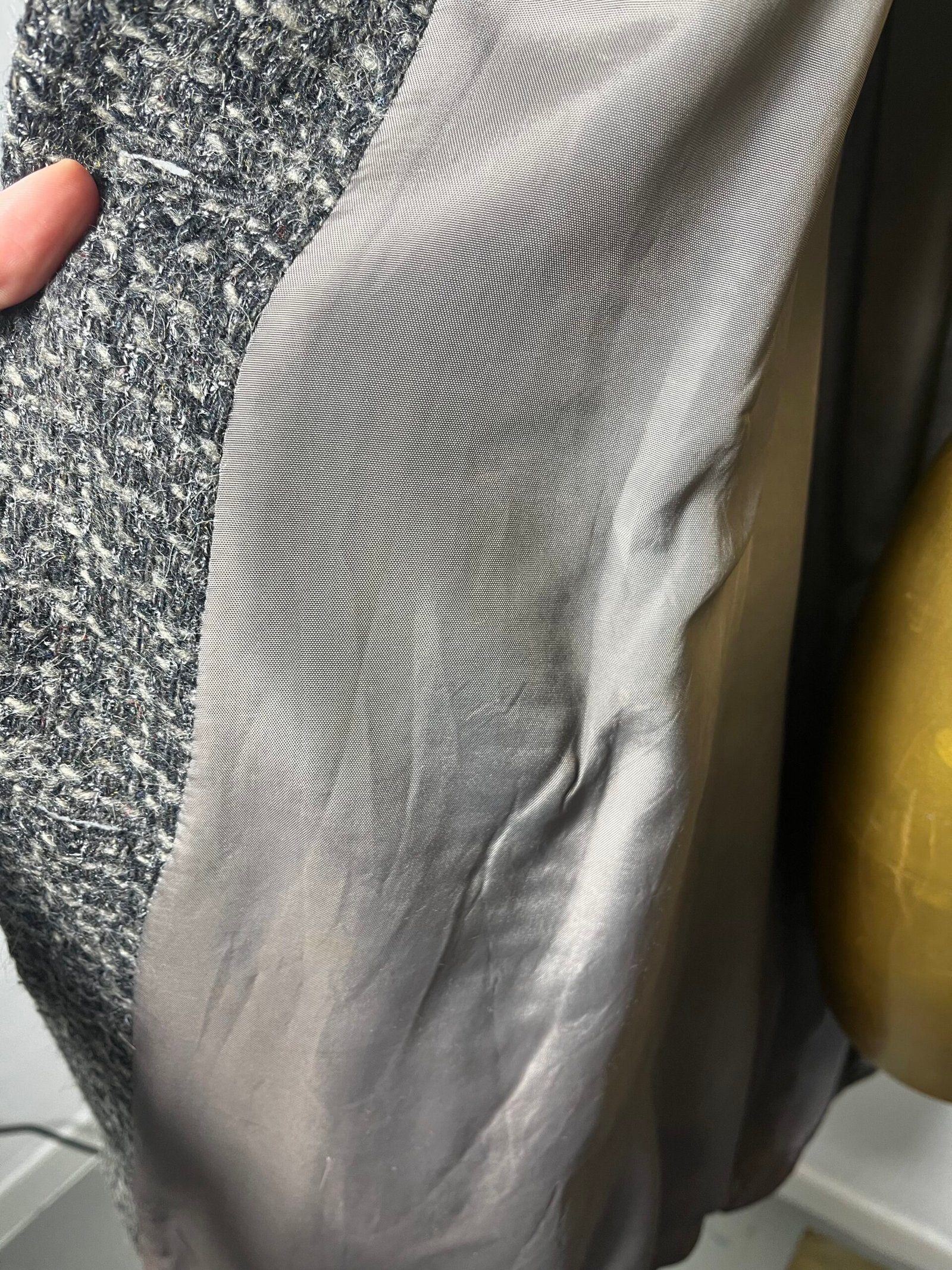 ABRIGO GRIS CON FULAR - Imagen 4