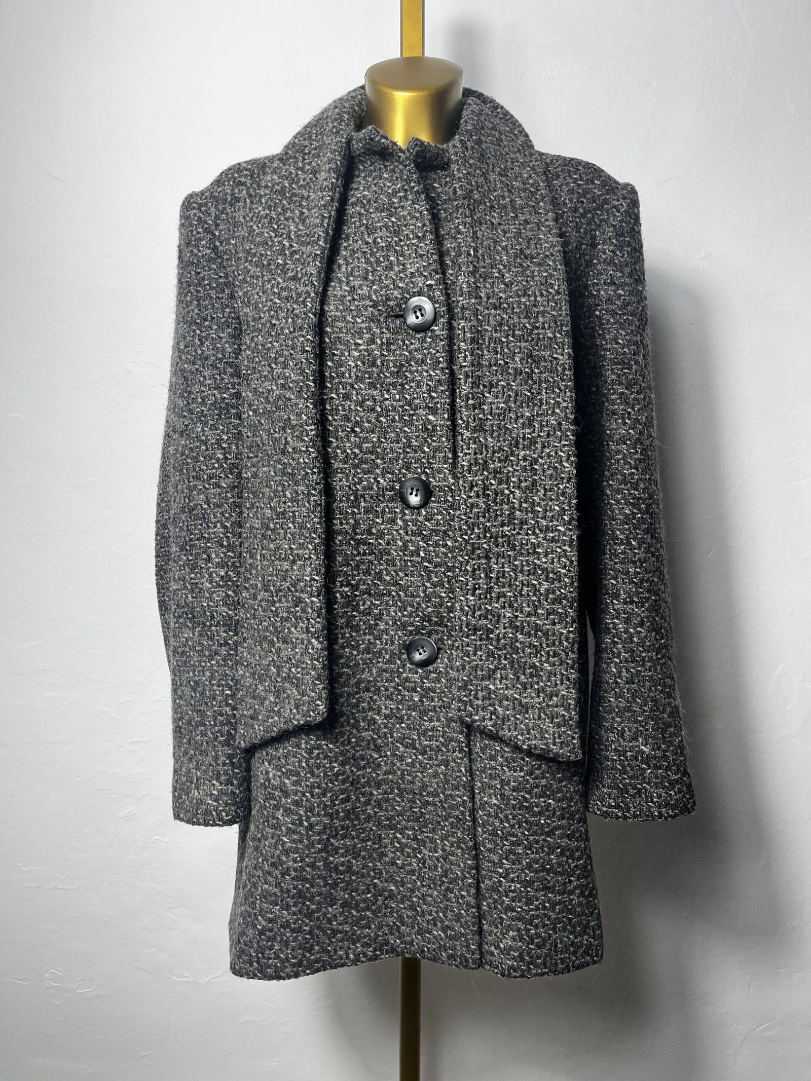 ABRIGO GRIS CON FULAR