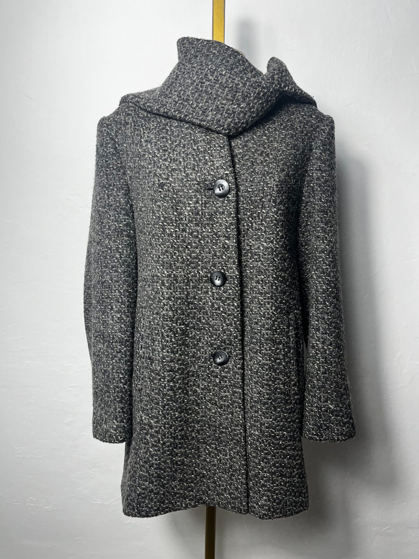 ABRIGO GRIS CON FULAR - Imagen 2