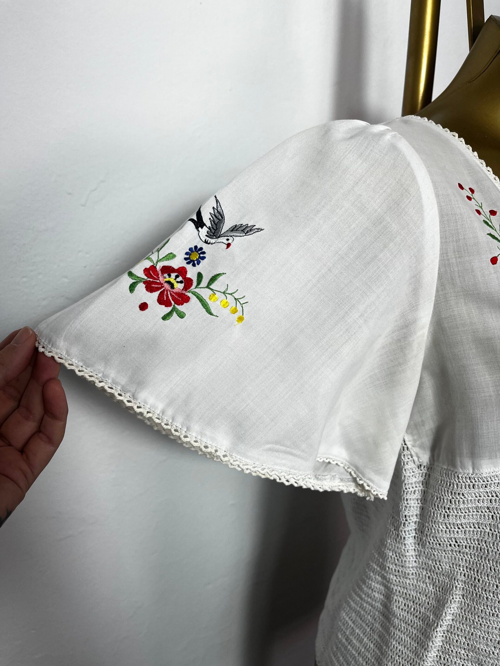 BLUSA REWORK BORDADOS - Imagen 2