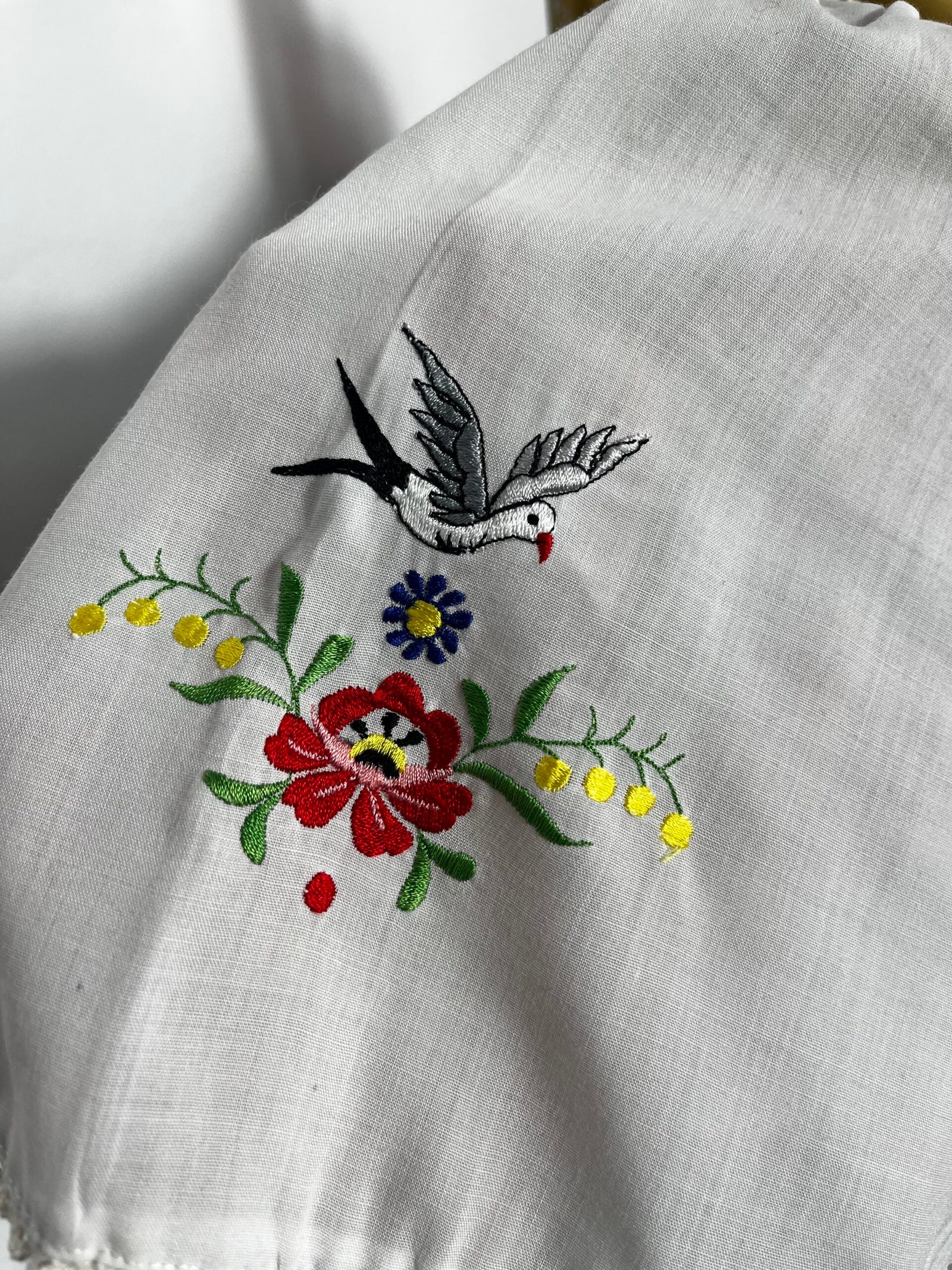BLUSA REWORK BORDADOS - Imagen 3