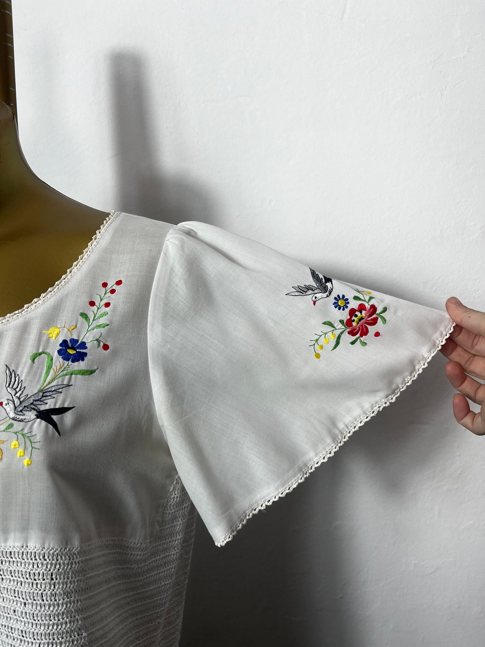 BLUSA REWORK BORDADOS - Imagen 4