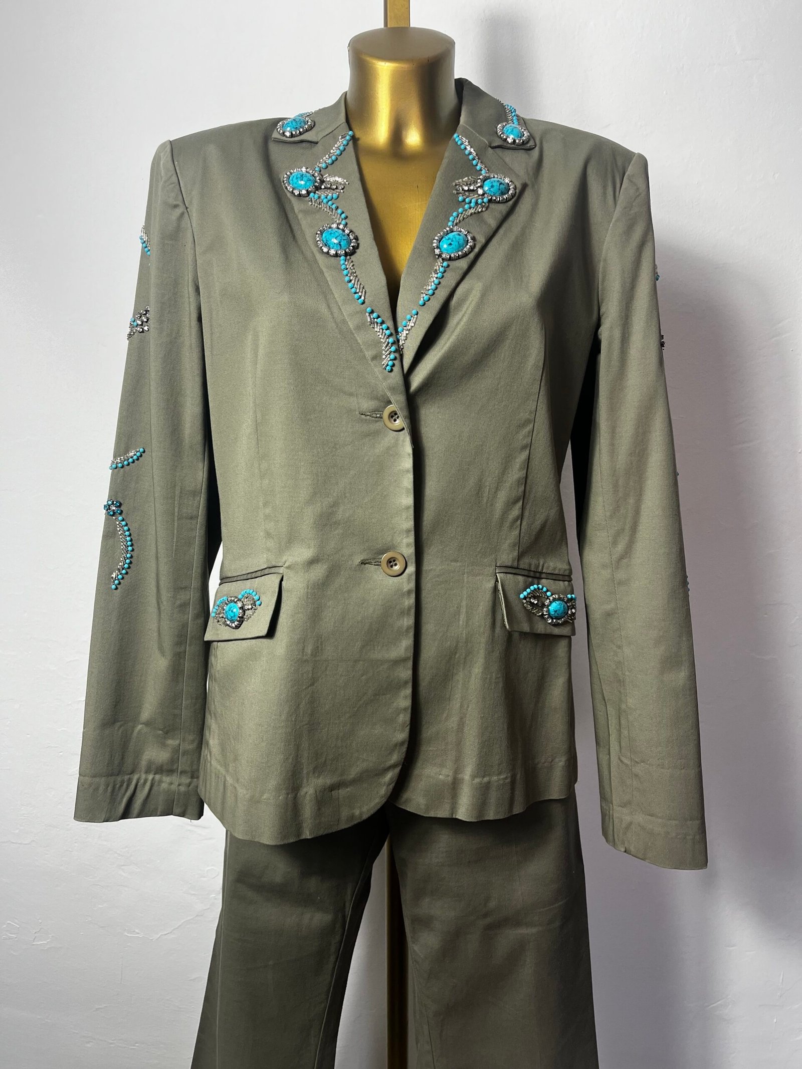 TRAJE CON JOYAS - Imagen 2