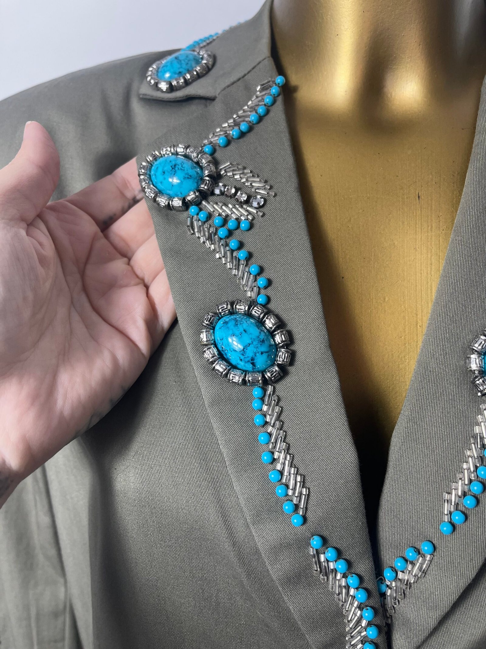 TRAJE CON JOYAS - Imagen 3