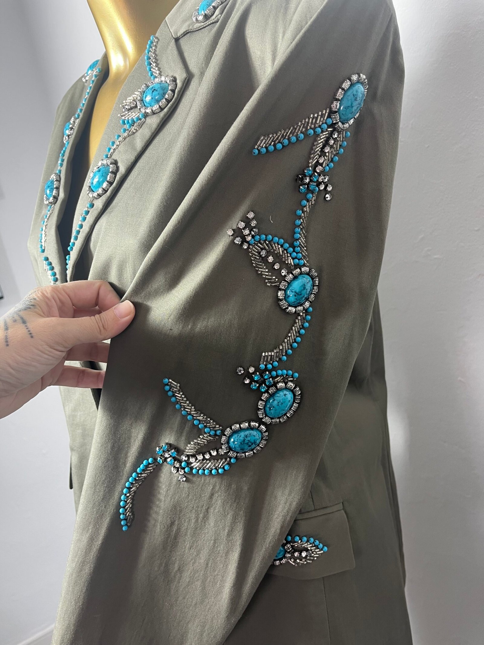TRAJE CON JOYAS - Imagen 4