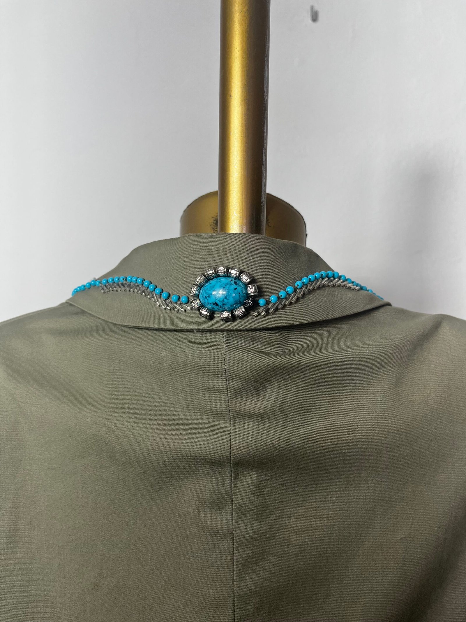 TRAJE CON JOYAS - Imagen 9