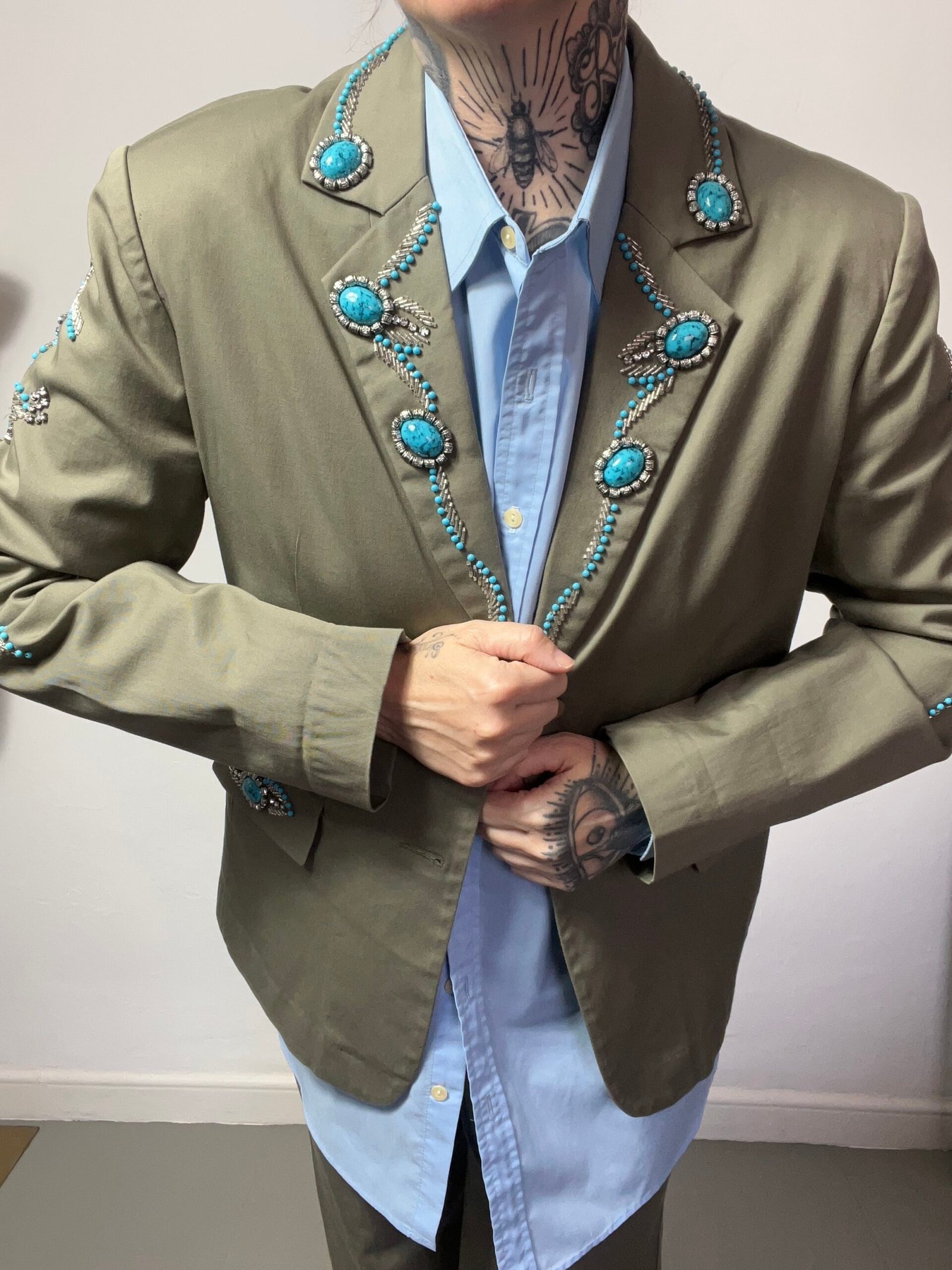 TRAJE CON JOYAS - Imagen 6