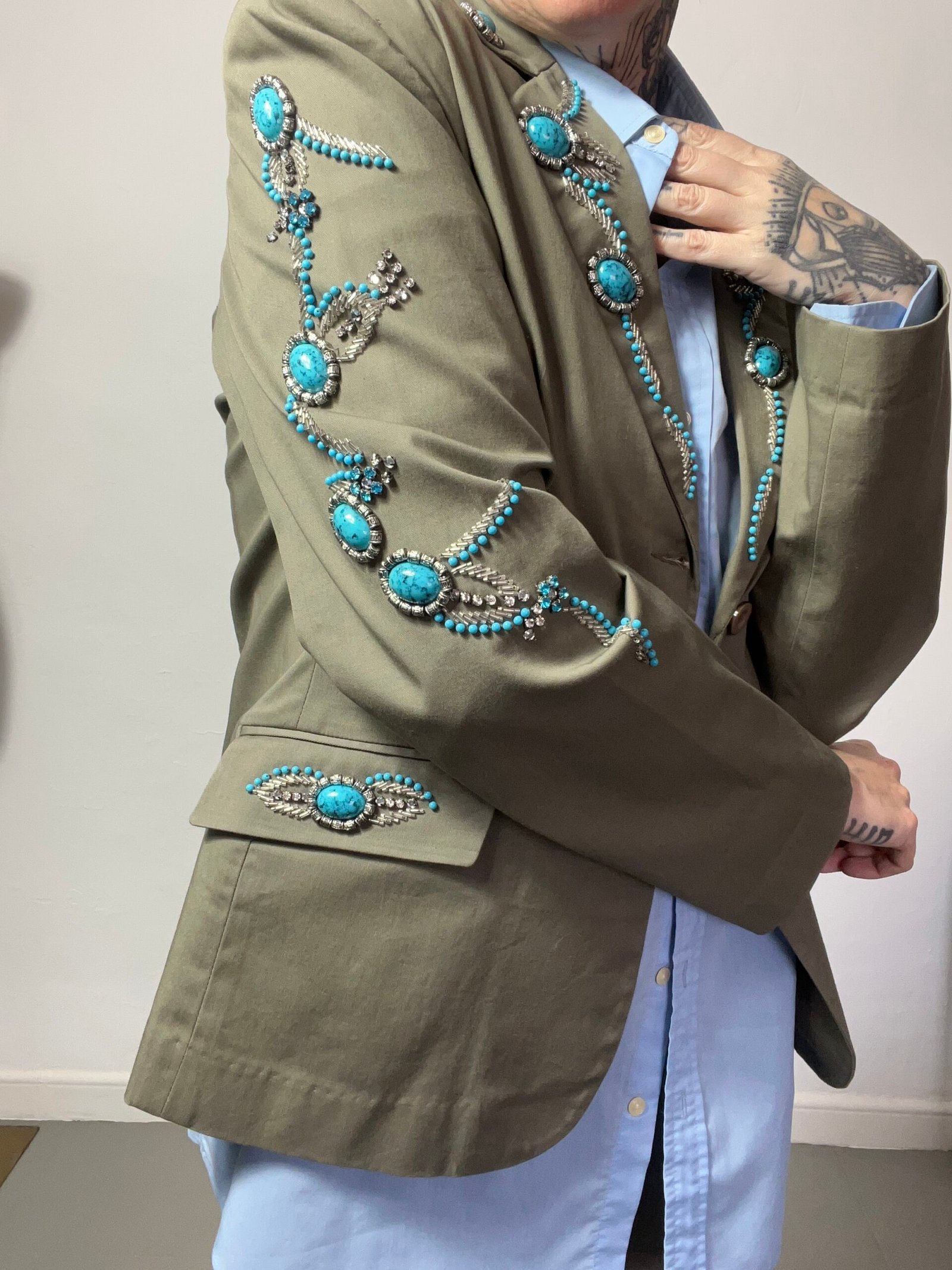 TRAJE CON JOYAS - Imagen 7