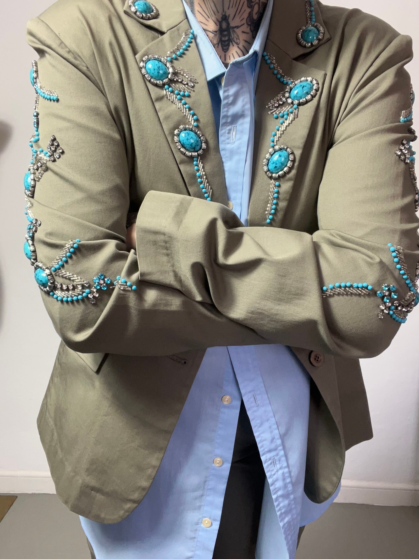 TRAJE CON JOYAS - Imagen 8